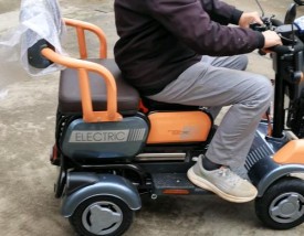 老人超轻电动车 老人电动轿车