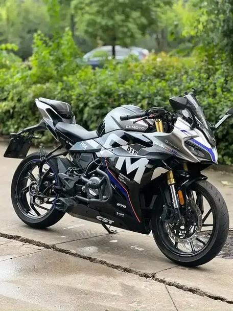 铃木gsx250r和春风250sr哪个好,铃木gsx250与春风250