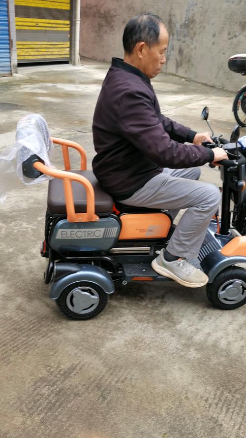老人超轻电动车 老人电动轿车